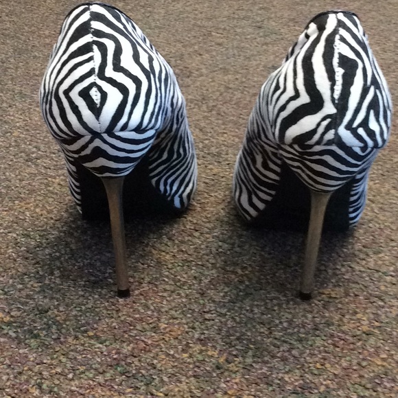 Qupid Zebra Heels - Picture 4 of 5
